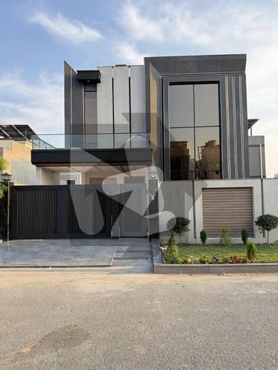 سٹی ہاؤسنگ سوسائٹی سیالکوٹ میں 5 کمروں کا 10 مرلہ مکان 4.25 کروڑ میں برائے فروخت۔