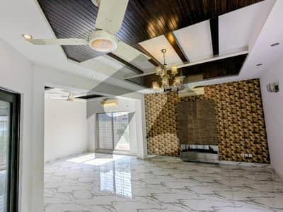 ڈی ایچ اے فیز 7 ڈیفنس (ڈی ایچ اے),لاہور میں 5 کمروں کا 1 کنال مکان 8.0 کروڑ میں برائے فروخت۔