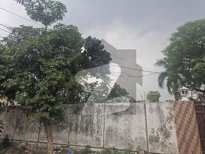 جوہر ٹاؤن لاہور میں 1 کنال رہائشی پلاٹ 6.9 کروڑ میں برائے فروخت۔