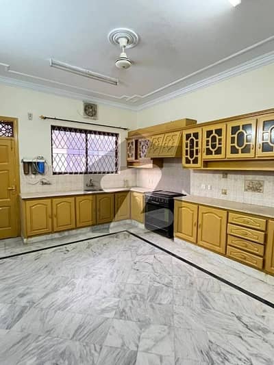 ایف ۔ 11 اسلام آباد میں 6 کمروں کا 1 کنال مکان 5.0 لاکھ میں کرایہ پر دستیاب ہے۔