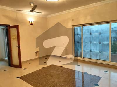 3 bedrooms & 3 bathrooms DD TV lounge & kitchen