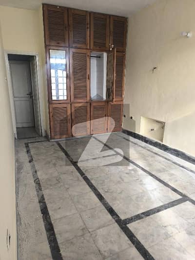 جی ۔ 9 اسلام آباد میں 3 کمروں کا 14 مرلہ زیریں پورشن 1.35 لاکھ میں کرایہ پر دستیاب ہے۔