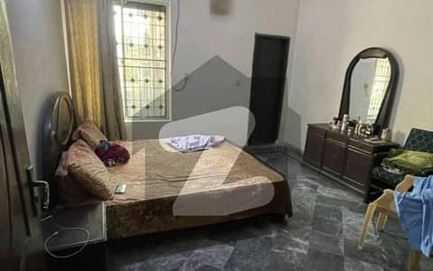 علامہ اقبال ٹاؤن لاہور میں 5 کمروں کا 10 مرلہ مکان 3.8 کروڑ میں برائے فروخت۔