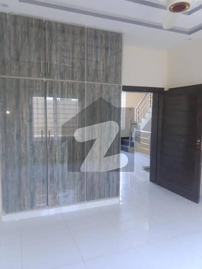 آئی ۔ 11 اسلام آباد میں 6 کمروں کا 7 مرلہ مکان 1.35 لاکھ میں کرایہ پر دستیاب ہے۔