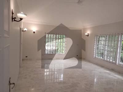 ڈی ایچ اے فیز 5 ڈی ایچ اے ڈیفینس,کراچی میں 4 کمروں کا 1 کنال مکان 4.75 لاکھ میں کرایہ پر دستیاب ہے۔