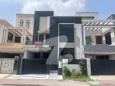 بحریہ ٹاؤن لاہور میں 3 کمروں کا 5 مرلہ مکان 2.95 کروڑ میں برائے فروخت۔