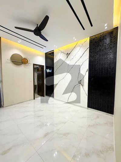 این ایف سی 1 لاہور میں 3 کمروں کا 10 مرلہ بالائی پورشن 72.0 ہزار میں کرایہ پر دستیاب ہے۔