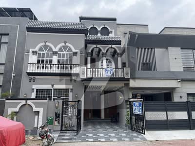 بحریہ ٹاؤن لاہور میں 3 کمروں کا 5 مرلہ مکان 2.45 کروڑ میں برائے فروخت۔