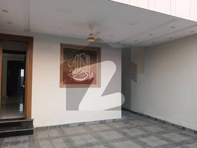 کینٹ ہاؤسنگ سکیم چناب رینجرز روڈ,سیالکوٹ میں 4 کمروں کا 8 مرلہ مکان 1.1 لاکھ میں کرایہ پر دستیاب ہے۔