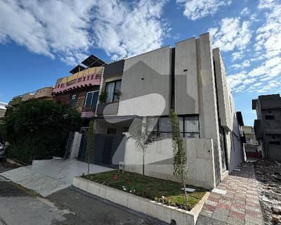 ایم پی سی ایچ ایس - بلاک ای ایم پی سی ایچ ایس ۔ ملٹی گارڈنز,بی ۔ 17,اسلام آباد میں 4 کمروں کا 8 مرلہ مکان 4.65 کروڑ میں برائے فروخت۔