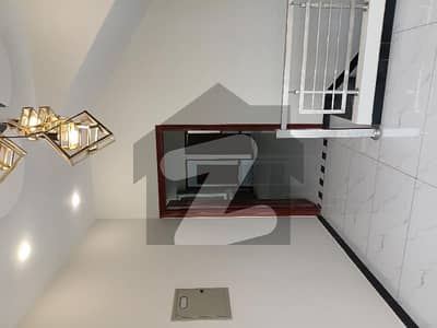 اسٹیٹ بینک آ ف پاکستان ہاؤسنگ سوسائٹی سکیم 33 - سیکٹر 17-اے,سکیم 33,کراچی میں 6 کمروں کا 8 مرلہ مکان 4.99 کروڑ میں برائے فروخت۔