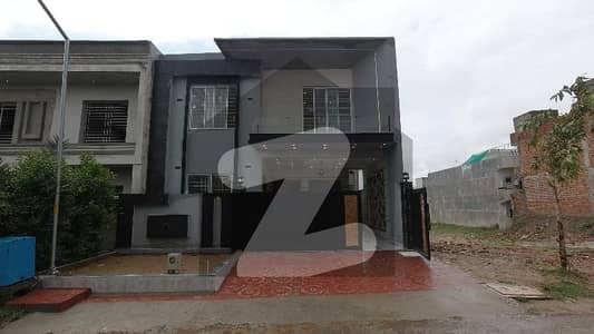 Prime Location Jinnah Gardens Phase 1 House Sized 8 Marla For sale