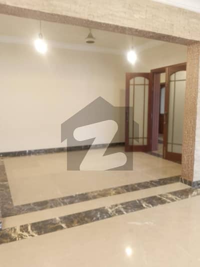 ایف ۔ 11 اسلام آباد میں 3 کمروں کا 1 کنال زیریں پورشن 1.9 لاکھ میں کرایہ پر دستیاب ہے۔