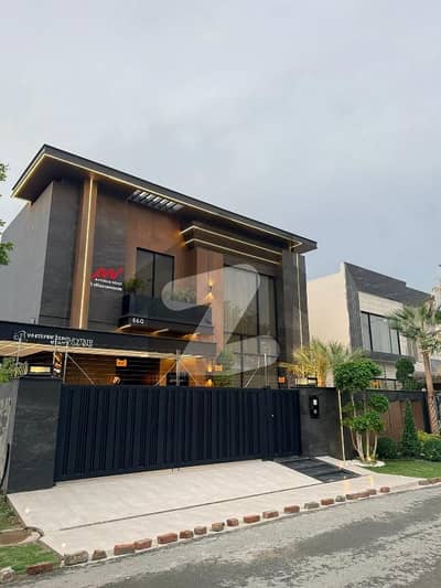 ڈی ایچ اے فیز 8 سابقہ ایئر ایوینیو ڈی ایچ اے فیز 8,ڈی ایچ اے ڈیفینس,لاہور میں 4 کمروں کا 10 مرلہ مکان 4.45 کروڑ میں برائے فروخت۔