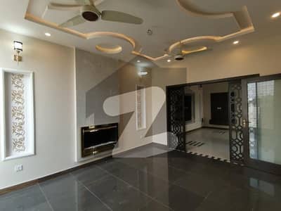 8 MARLA HOUSE BRAND NEW BEAUTIFUL LOCATION AVAILABLE FOR RENT