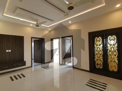 8 MARLA HOUSE BRAND NEW BEAUTIFUL LOCATION AVAILABLE FOR RENT