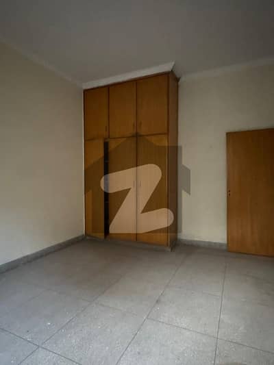 علامہ اقبال ٹاؤن لاہور میں 4 کمروں کا 12 مرلہ بالائی پورشن 68.0 ہزار میں کرایہ پر دستیاب ہے۔