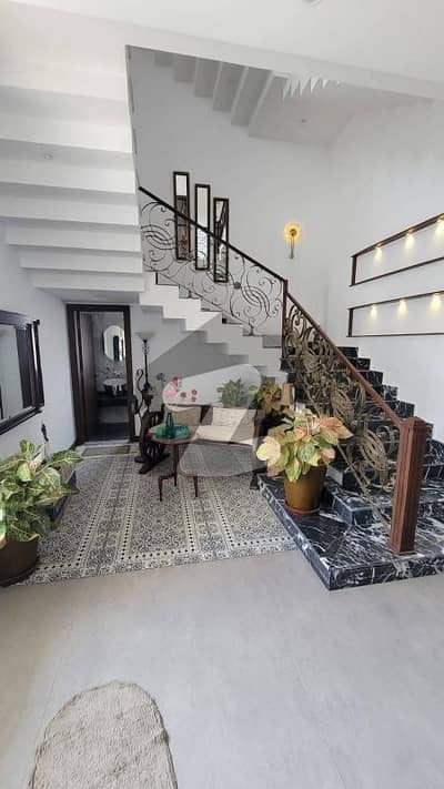 ڈی ایچ اے فیز 8 ڈی ایچ اے ڈیفینس,کراچی میں 6 کمروں کا 1 کنال مکان 32.0 کروڑ میں برائے فروخت۔