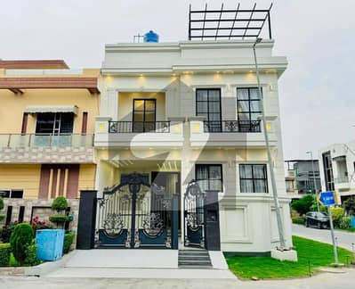 سٹی ہاؤسنگ سوسائٹی گوجرانوالہ میں 4 کمروں کا 6 مرلہ مکان 2.7 کروڑ میں برائے فروخت۔