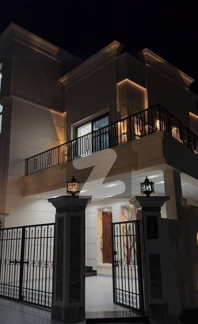 ڈی سی کالونی - ساون بلاک ڈی سی کالونی,گوجرانوالہ میں 5 کمروں کا 10 مرلہ مکان 4.15 کروڑ میں برائے فروخت۔