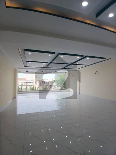 بحریہ ٹاؤن سیکٹر ای بحریہ ٹاؤن,لاہور میں 12 مرلہ دفتر 1.7 لاکھ میں کرایہ پر دستیاب ہے۔