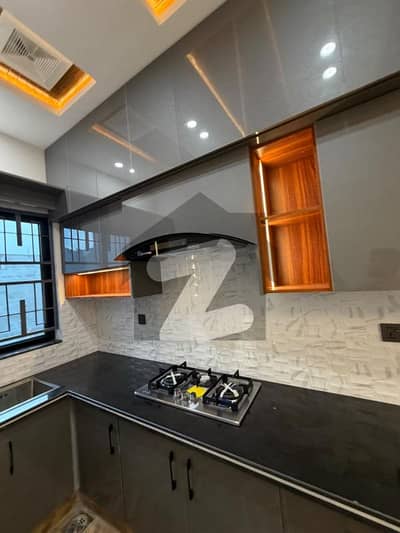 5 MARLA BRAND NEW ULTRA MODERN HOUSE AVAILABLE FOR SALE