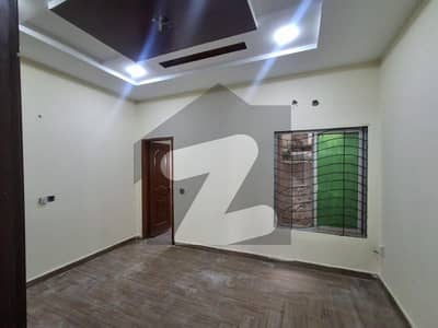 جوہر ٹاؤن لاہور میں 4 کمروں کا 5 مرلہ مکان 1.0 لاکھ میں کرایہ پر دستیاب ہے۔