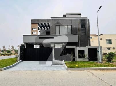 Corner 2600 Square Feet House For sale In Rs. 49000000 Only