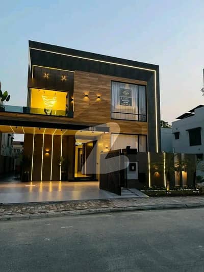 10 Marla Luxury House is Available For Rent in Bahria Town Lahore