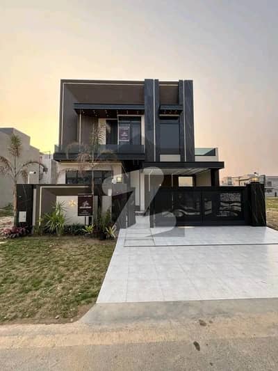 10 Marla Luxury House is Available for Rent in Bahria Town Lahore