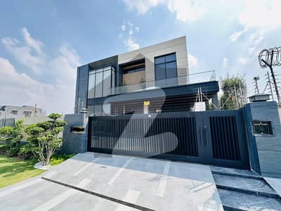 ڈی ایچ اے فیز 7 - بلاک زیڈ1 فیز 7,ڈیفنس (ڈی ایچ اے),لاہور میں 5 کمروں کا 1 کنال مکان 12.5 کروڑ میں برائے فروخت۔