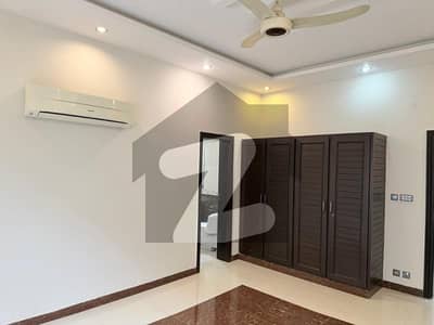 ایف ۔ 7 اسلام آباد میں 5 کمروں کا 1 کنال مکان 8.0 لاکھ میں کرایہ پر دستیاب ہے۔