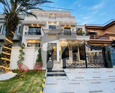 سٹی ہاؤسنگ سوسائٹی گوجرانوالہ میں 5 کمروں کا 10 مرلہ مکان 4.9 کروڑ میں برائے فروخت۔