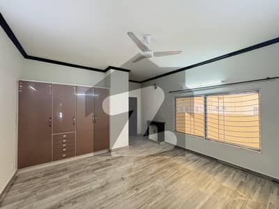 ایف ۔ 10/1 ایف ۔ 10,اسلام آباد میں 6 کمروں کا 1 کنال مکان 5.0 لاکھ میں کرایہ پر دستیاب ہے۔