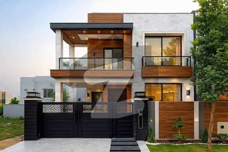 بحریہ ٹاؤن لاہور میں 5 کمروں کا 10 مرلہ مکان 3.25 کروڑ میں برائے فروخت۔