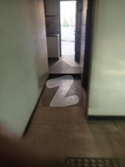 گلستانِِ جوہر ۔ بلاک 12 گلستانِ جوہر,کراچی میں 2 کمروں کا 16 مرلہ بالائی پورشن 60.0 ہزار میں کرایہ پر دستیاب ہے۔