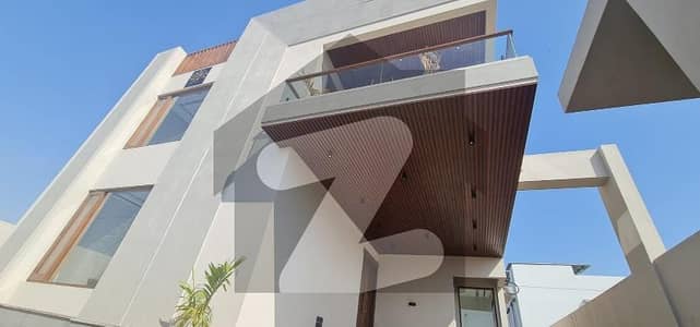 ڈی ایچ اے فیز 8 ڈی ایچ اے ڈیفینس,کراچی میں 4 کمروں کا 1 کنال مکان 6.9 لاکھ میں کرایہ پر دستیاب ہے۔