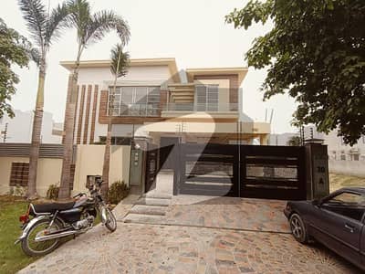 ONE KANAL BEAUTIFULL HOUSE AVALIABLE FOR RENT IN DHA PHASE 6