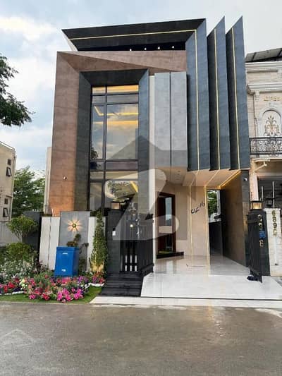 ڈی ایچ اے 9 ٹاؤن ڈیفنس (ڈی ایچ اے),لاہور میں 3 کمروں کا 5 مرلہ مکان 2.9 کروڑ میں برائے فروخت۔