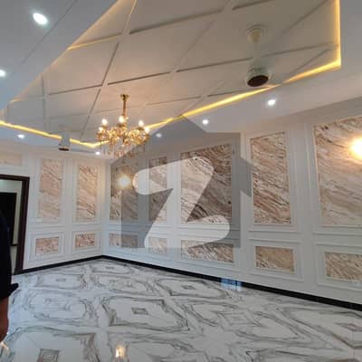 فارمانئیٹس ہاؤسنگ سکیم لاہور میں 5 کمروں کا 10 مرلہ مکان 3.0 کروڑ میں برائے فروخت۔