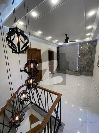 فارمانئیٹس ہاؤسنگ سکیم لاہور میں 3 کمروں کا 5 مرلہ مکان 1.85 کروڑ میں برائے فروخت۔