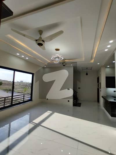 ڈی ایچ اے ڈیفینس فیز 2 ڈی ایچ اے ڈیفینس,اسلام آباد میں 5 کمروں کا 10 مرلہ مکان 6.5 کروڑ میں برائے فروخت۔