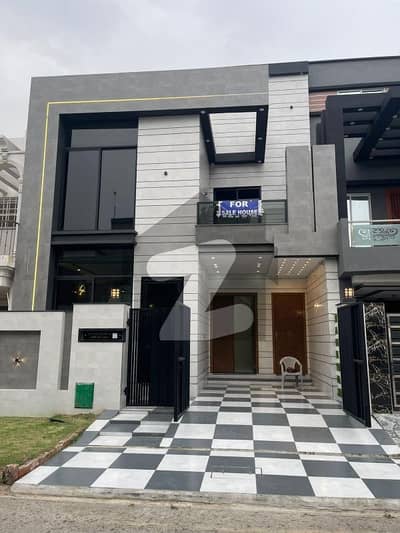 بحریہ ٹاؤن لاہور میں 3 کمروں کا 5 مرلہ مکان 2.35 کروڑ میں برائے فروخت۔