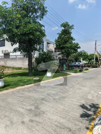 1 Kanal Facing park Corner Plot For Sale