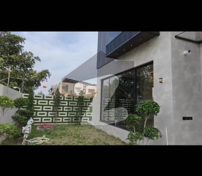 ڈی ایچ اے فیز 7 - بلاک ایس فیز 7,ڈیفنس (ڈی ایچ اے),لاہور میں 5 کمروں کا 1 کنال مکان 12.5 کروڑ میں برائے فروخت۔