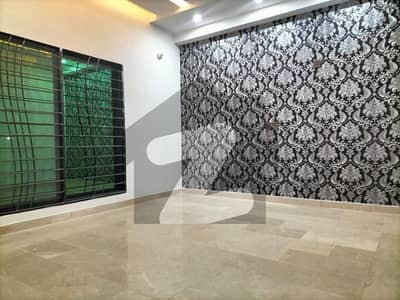 1 KANAL UPPER PORTION FOR RENT IN PUNJAB SOCIETY COLLEGE ROAD LAHORE BIJLI PANI GASS AVAILABLE USE FOR FAMILY BRAND NEW TYPR PORTION