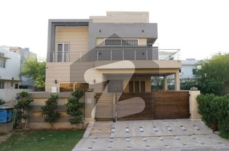 10marla house 4beds 6 year old House  2 unit slightly use House