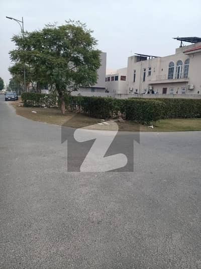 Corner Plot On 70ft Road Block Q Phase 7 DHA