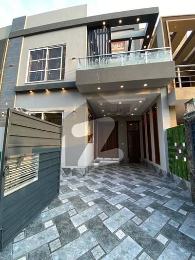 Luxury 5 House For Sale in Bahria Town Lahore.