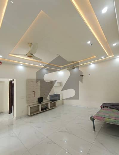 ڈی ایچ اے فیز 7 - بلاک ایکس فیز 7,ڈیفنس (ڈی ایچ اے),لاہور میں 4 کمروں کا 10 مرلہ مکان 4.35 کروڑ میں برائے فروخت۔